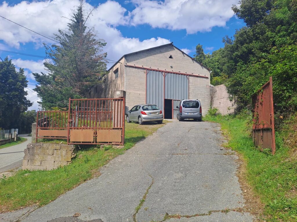 Hangar avec appartement